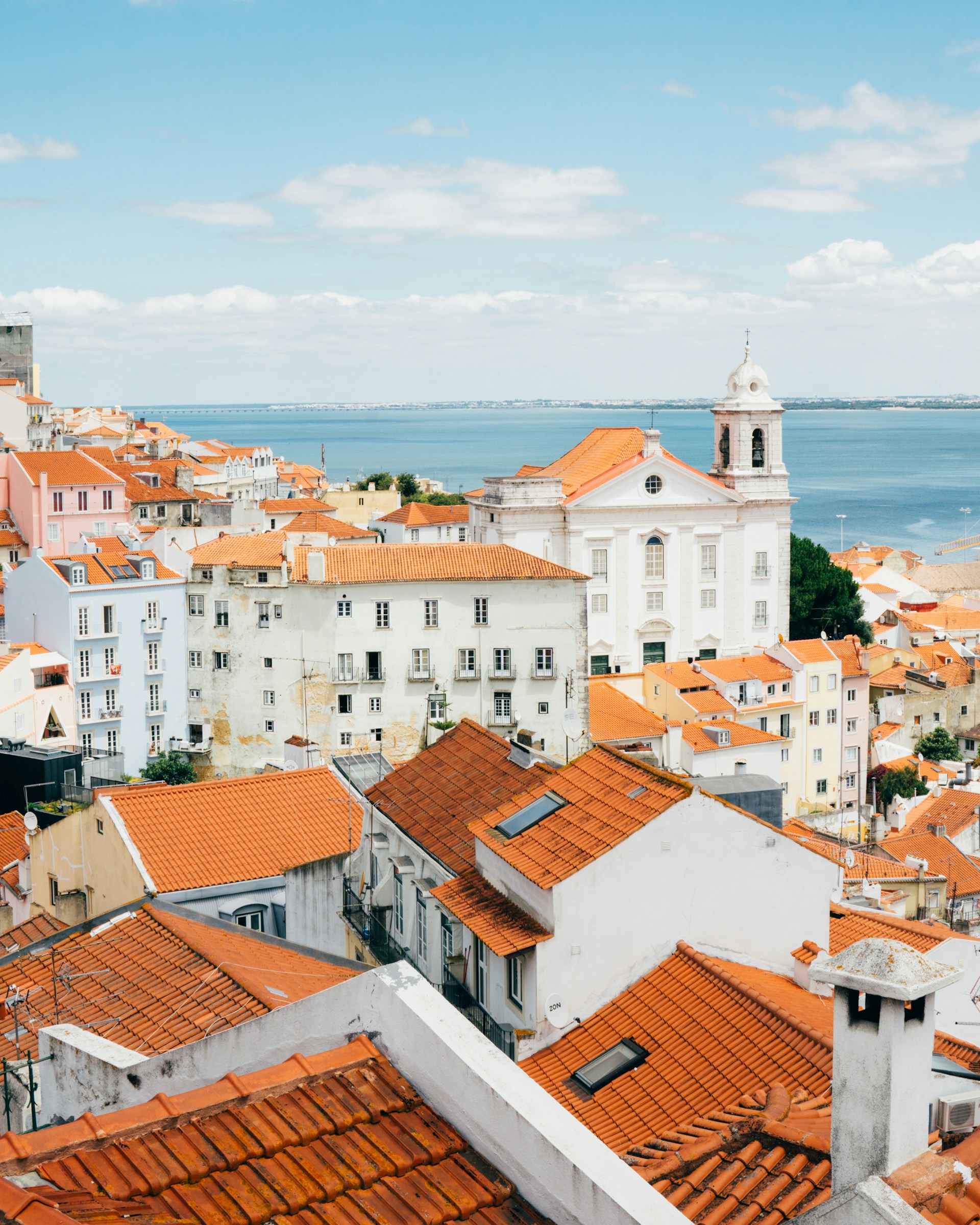 Alfama, Lisboa, telhados e Rio Tejo